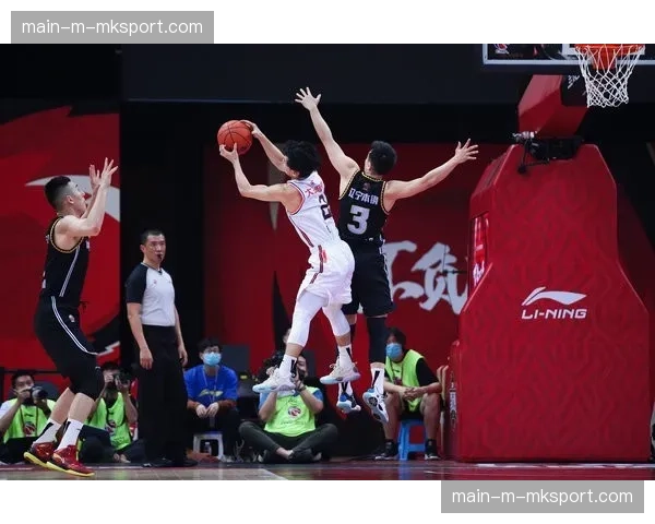 “辽宁力克广东赢得榜首大战，赵继伟关键抢断锁定胜局”