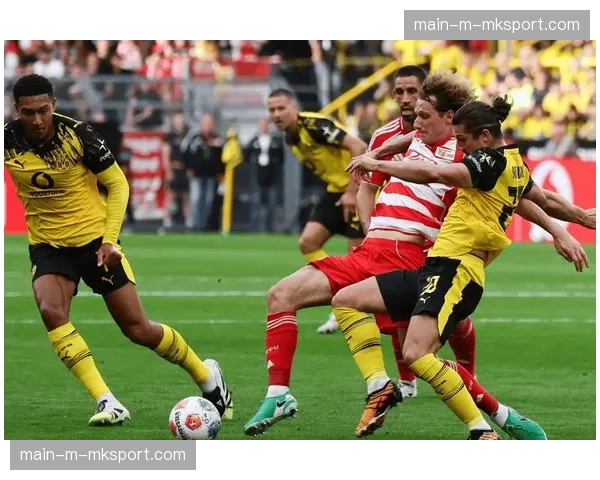 特写:柏林联合老将赛后跪地亲吻草皮,泪别德甲赛场